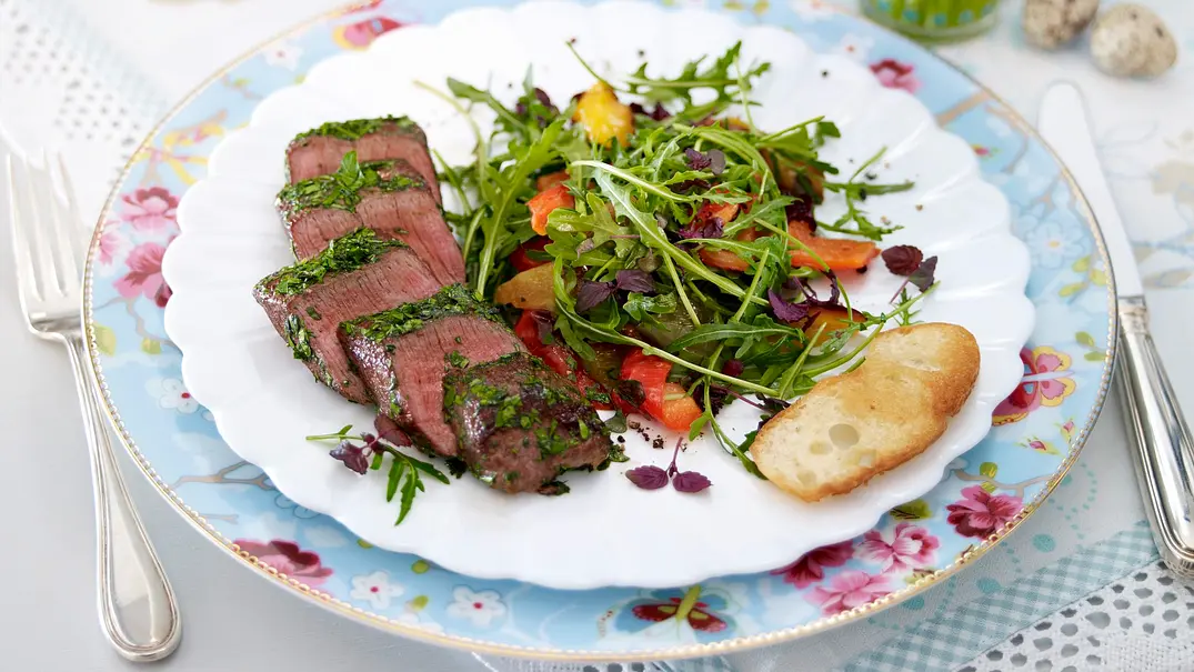 Lammlachse im Kräutermantel auf Salat Rezept - Foto: LECKER @ Bauer Media Group Lammlachse im Kräutermantel auf Salat Rezept - Foto: LECKER @ Bauer Media Group