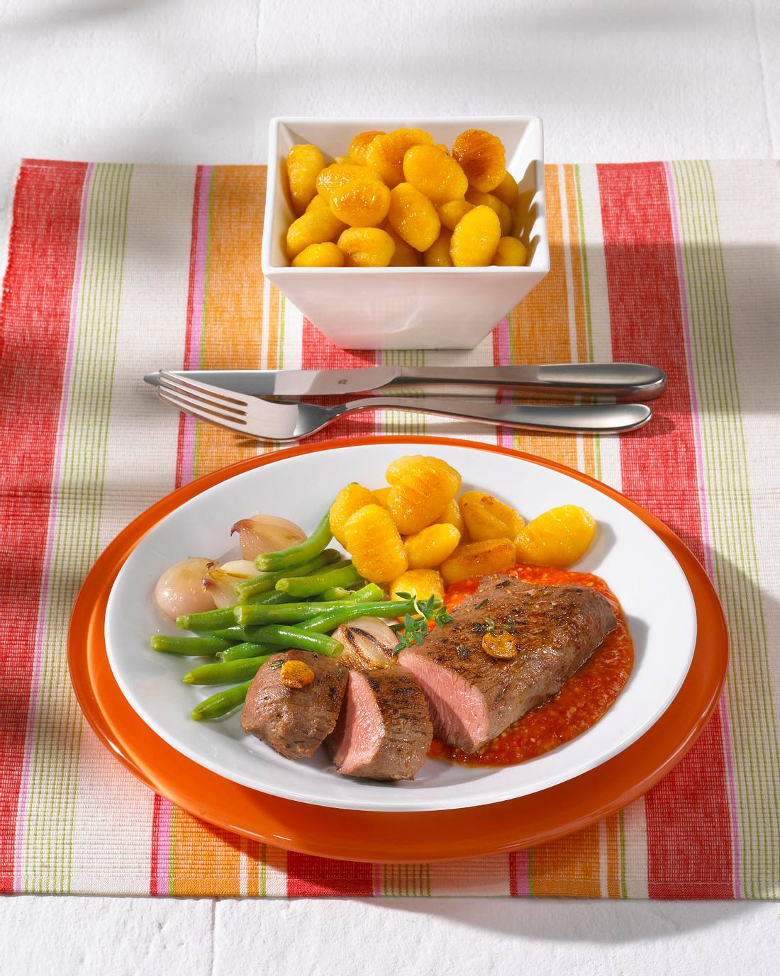 Lammlachse mit Bohnen-Schalotten-Gemüse Rezept | LECKER