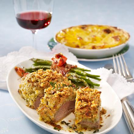Lammlachse mit Oliven-Kräuterkruste zu Kartoffelgratin und grünen Bohnen Rezept Lammlachse mit Oliven-Kräuterkruste zu Kartoffelgratin und grünen Bohnen Rezept