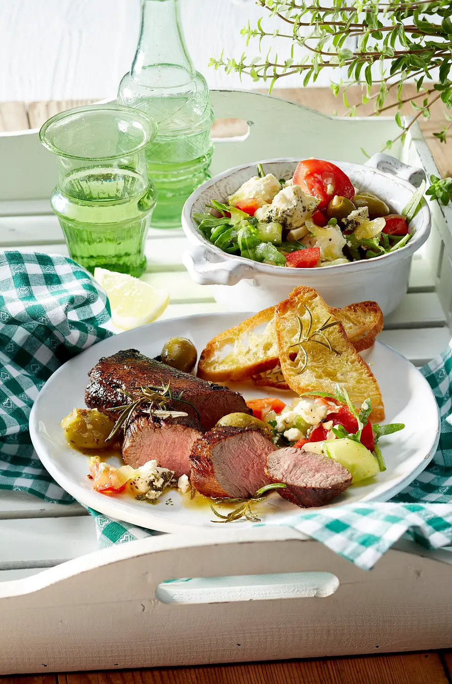 Lammlachse mit sommerlichem Salat Rezept Lammlachse mit sommerlichem Salat Rezept