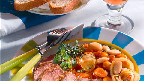 Lammlachse mit Zwiebel-Bohnen-Gemüse Rezept - Foto: House of Food / Bauer Food Experts KG