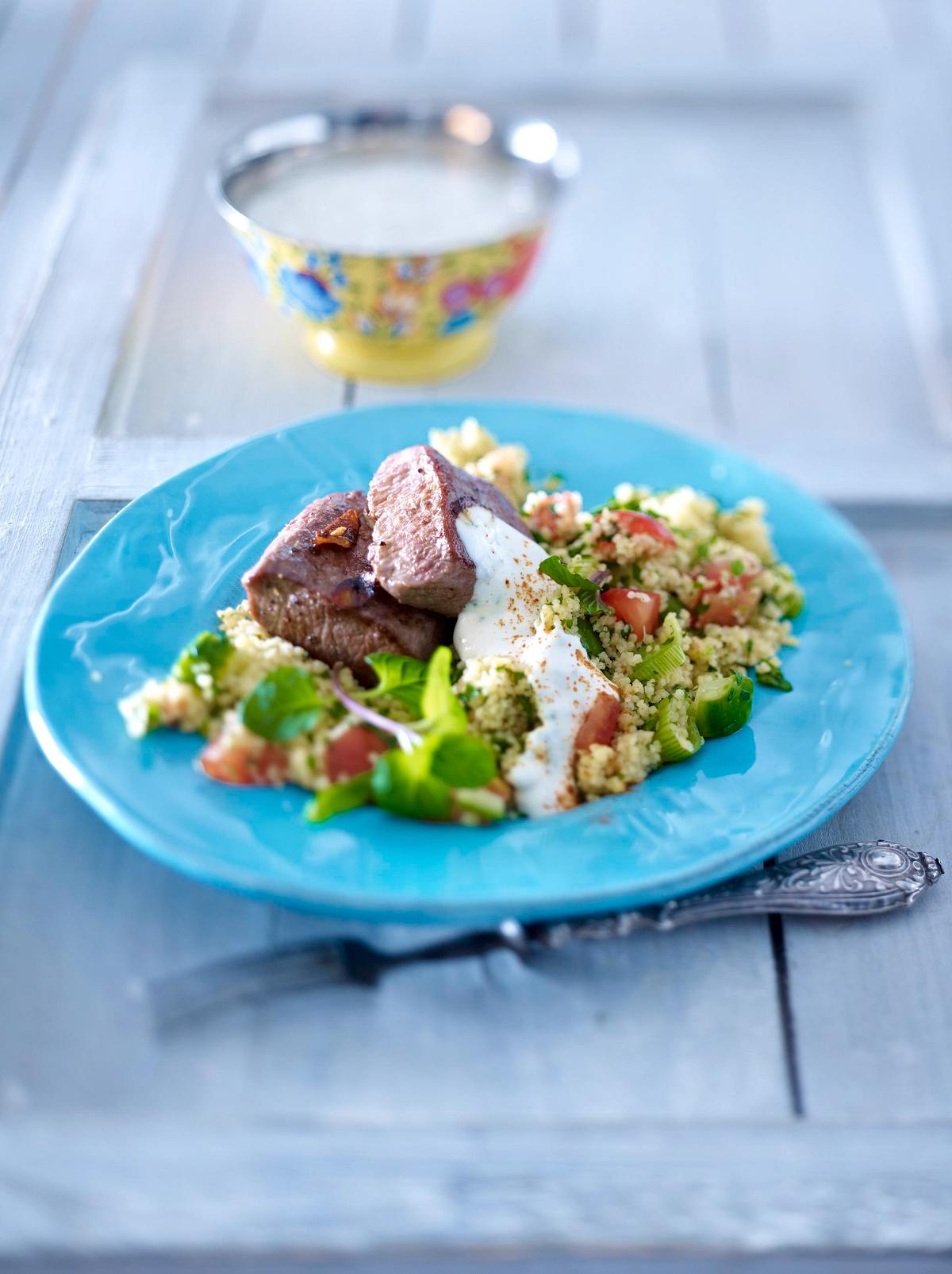 Lammlachse zu Couscous-Petersilien-Salat mit Minzjoghurt Rezept