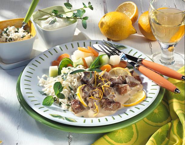 Lammragout in Joghurt-Zitronensoße mit Gemüse und Reis Rezept Lammragout in Joghurt-Zitronensoße mit Gemüse und Reis Rezept