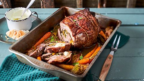 Lammrollbraten mit Pesto-Möhren-Füllung Rezept - Foto: House of Food / Bauer Food Experts KG