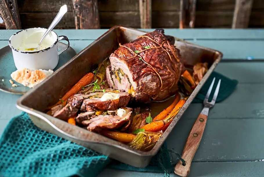Lammrollbraten mit Pesto-Möhren-Füllung Rezept Lammrollbraten mit Pesto-Möhren-Füllung Rezept