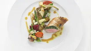 Lammrücken aus den französischen Voralpen, gratiniertes junges Gemüse (Alain Ducasse) Rezept - Foto: Alain Ducasse: Grand Livre de Cuisine - Weltweit genießen, Matthaes Verlag, 2009 Lammrücken aus den französischen Voralpen, gratiniertes junges Gemüse (Alain Ducasse) Rezept - Foto: Alain Ducasse: Grand Livre de Cuisine - Weltweit genießen, Matthaes Verlag, 2009