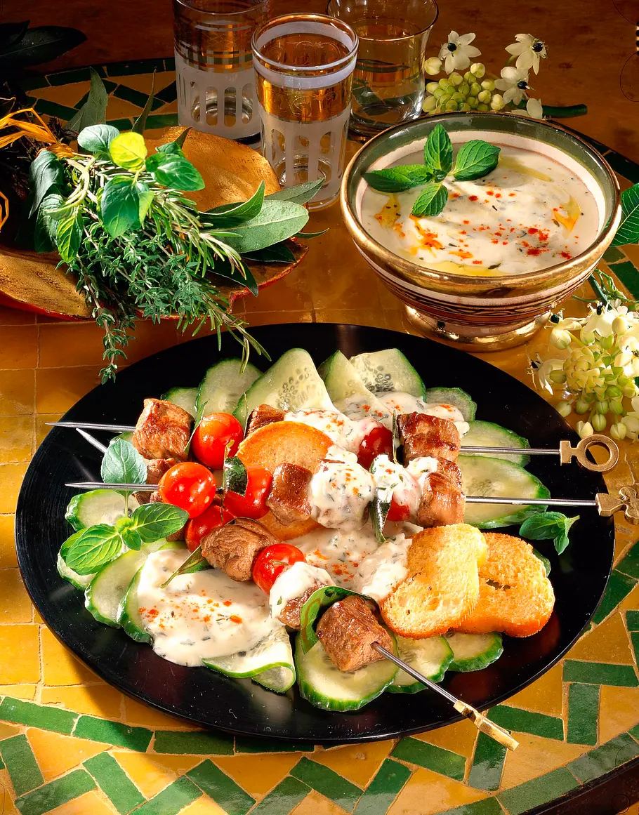 Lammspieße mit warmer Joghurtsoße Rezept Lammspieße mit warmer Joghurtsoße Rezept