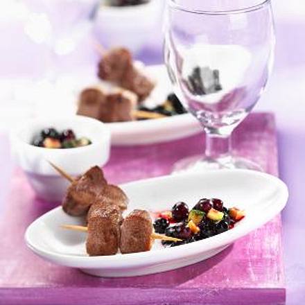 Lammspießchen mit Blaubeer-Zucchini-Salsa Rezept Lammspießchen mit Blaubeer-Zucchini-Salsa Rezept