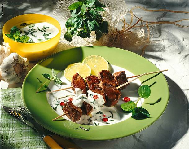 Lammspieße mit Joghurt-Minzsoße Rezept Lammspieße mit Joghurt-Minzsoße Rezept
