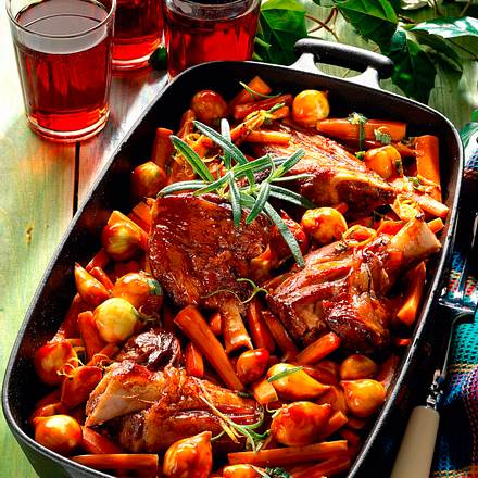 Lammstelzen mit glasierten Karotten und Schalotte Rezept Lammstelzen mit glasierten Karotten und Schalotte Rezept
