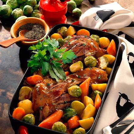 Lammstelzen mit Rosenkohl, Möhren, Kartoffeln und Thmian Rezept Lammstelzen mit Rosenkohl, Möhren, Kartoffeln und Thmian Rezept