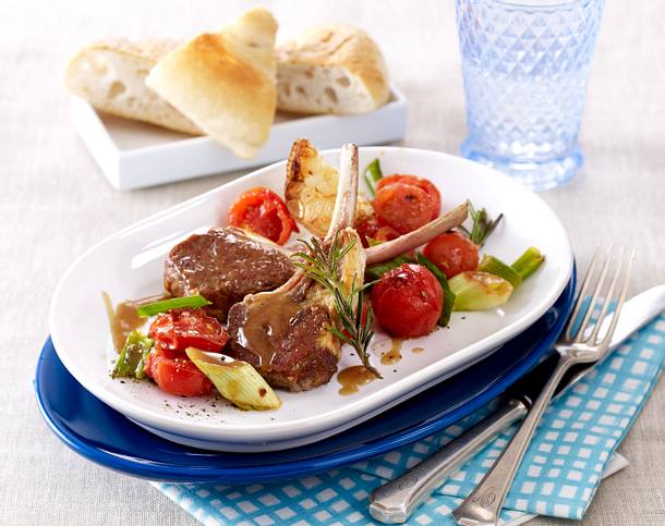 Lammstielkotelett mit geschmorten Tomaten und Lauchzwiebeln Rezept