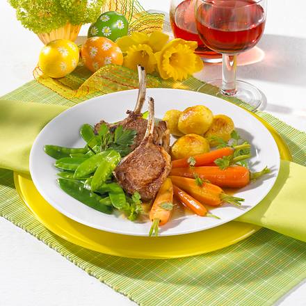 Lammstielkoteletts mit Möhren, Zuckerschoten, Röstkartoffeln und Kerbelsoße Rezept Lammstielkoteletts mit Möhren, Zuckerschoten, Röstkartoffeln und Kerbelsoße Rezept