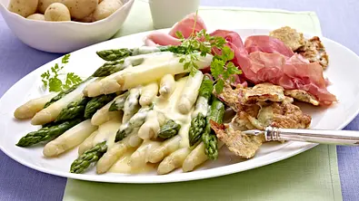 Ländliche Spargelplatte und Knusperbacon Rezept - Foto: LECKER @ Bauer Media Group