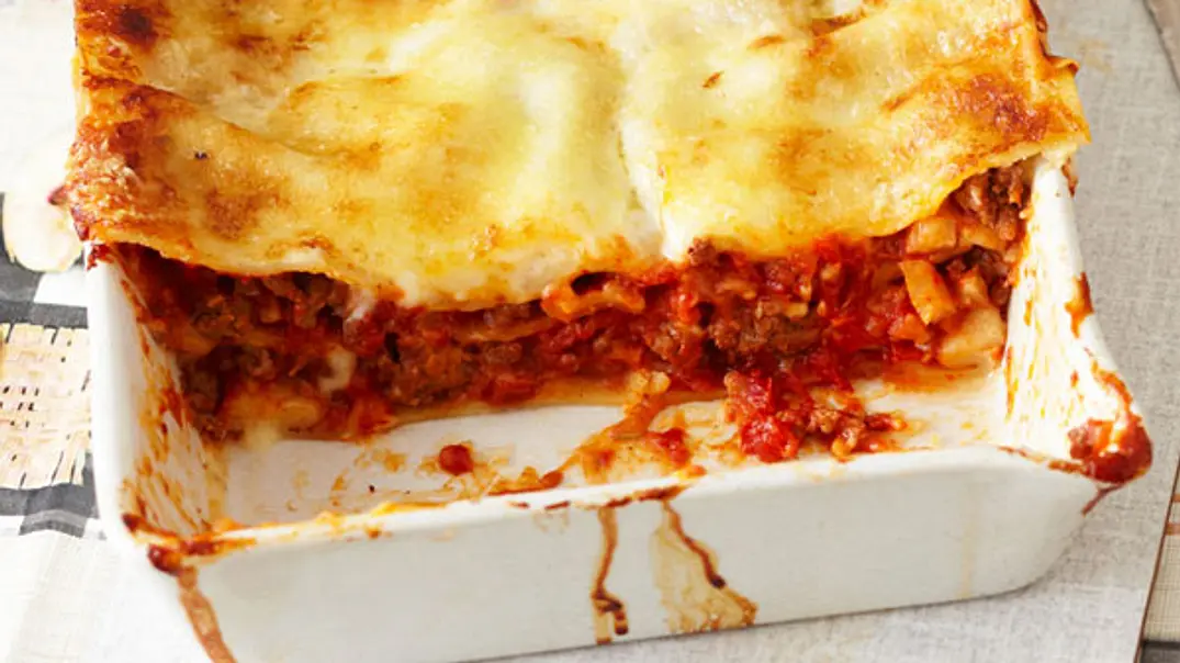 Klassische Lasagne al forno in einer weißen Auflaufform - Foto: LECKER @ Bauer Media Group