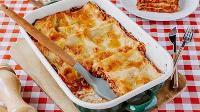 Lasagne bolognese Rezept - Foto: ShowHeroes für LECKER @ Bauer Media Group