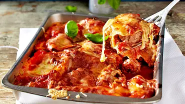 Lasagne mit Salami-Meatballs in Tomatensoße Rezept - Foto: LECKER @ Bauer Media Group Lasagne mit Salami-Meatballs in Tomatensoße Rezept - Foto: LECKER @ Bauer Media Group