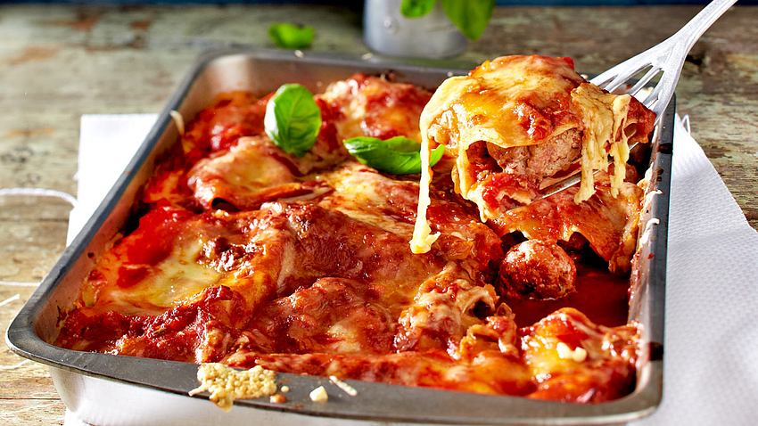 Lasagne mit Salami-Meatballs in Tomatensoße Rezept - Foto: House of Food / Bauer Food Experts KG