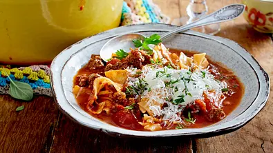 Lasagnesuppe Rezept - Foto: LECKER @ Bauer Media Group Lasagnesuppe Rezept - Foto: LECKER @ Bauer Media Group