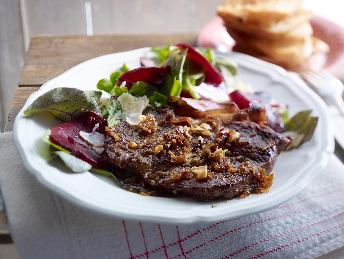 Last-Minute-Rumpsteak mit Röstzwiebelbutter und Rote-Bete-Salat Rezept