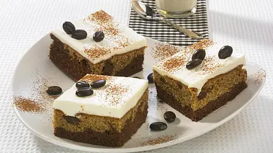 LATTE MACCHIATO KUCHEN VOM BLECH Rezept - Foto: LECKER @ Bauer Media Group
