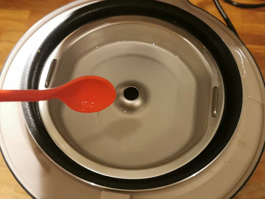 Der Deckel im Lauben Reiskocher fängt Wasser auf Der Deckel im Lauben Reiskocher fängt Wasser auf