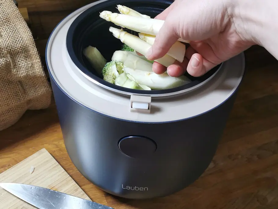 Weißer Spargel aus dem Lauben Reiskocher Weißer Spargel aus dem Lauben Reiskocher