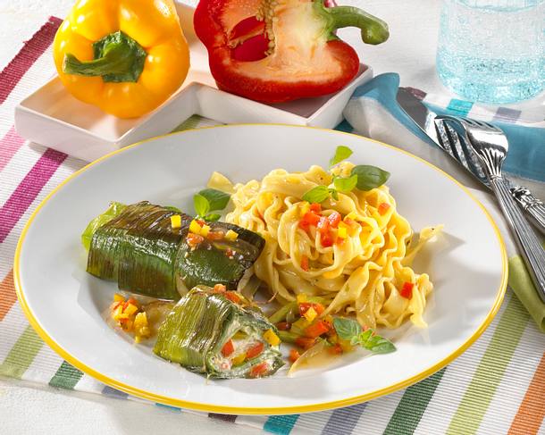 Lauch-Frischkäserouladen mit Paprikasoße Rezept Lauch-Frischkäserouladen mit Paprikasoße Rezept