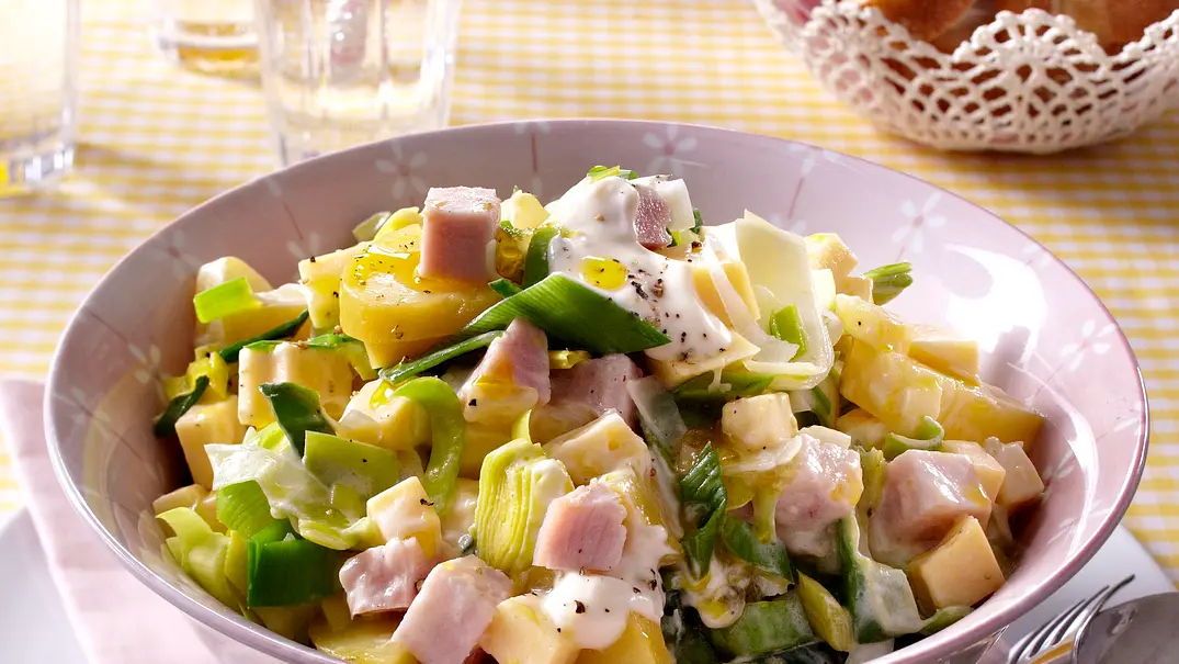 Lauch-Käse-Salat mit geräucherter Putenbrust Rezept - Foto: LECKER @ Bauer Media Group