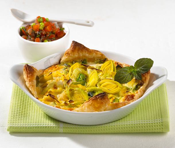 Lauch-Quiche mit kalter Tomaten-Minz-Salsa Rezept Lauch-Quiche mit kalter Tomaten-Minz-Salsa Rezept