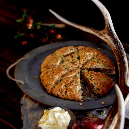 Lauchzwiebel-Cheddar-Scone mit Walnüssen Rezept