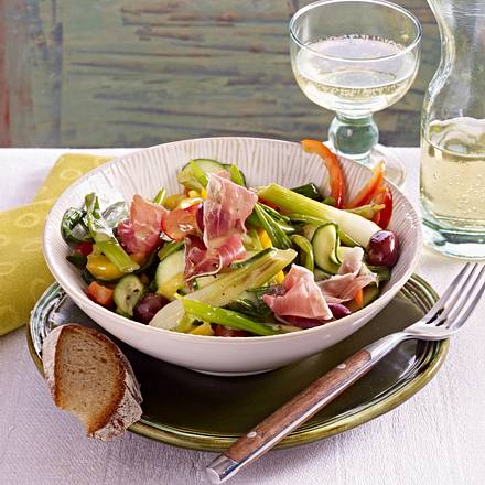 Lauchzwiebelsalat mit Serranoschinken Rezept Lauchzwiebelsalat mit Serranoschinken Rezept