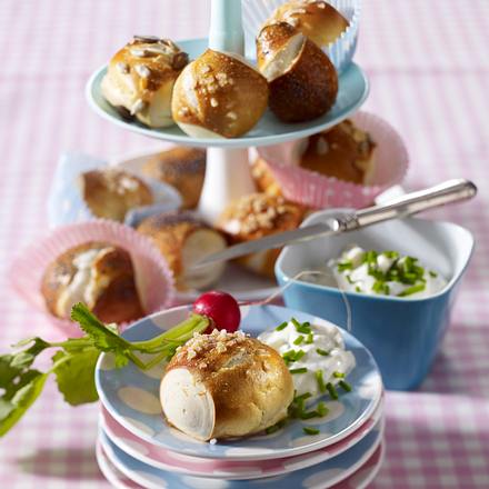 Laugen-Konfekt mit Frühlings-Frischkäse-Dip Rezept Laugen-Konfekt mit Frühlings-Frischkäse-Dip Rezept