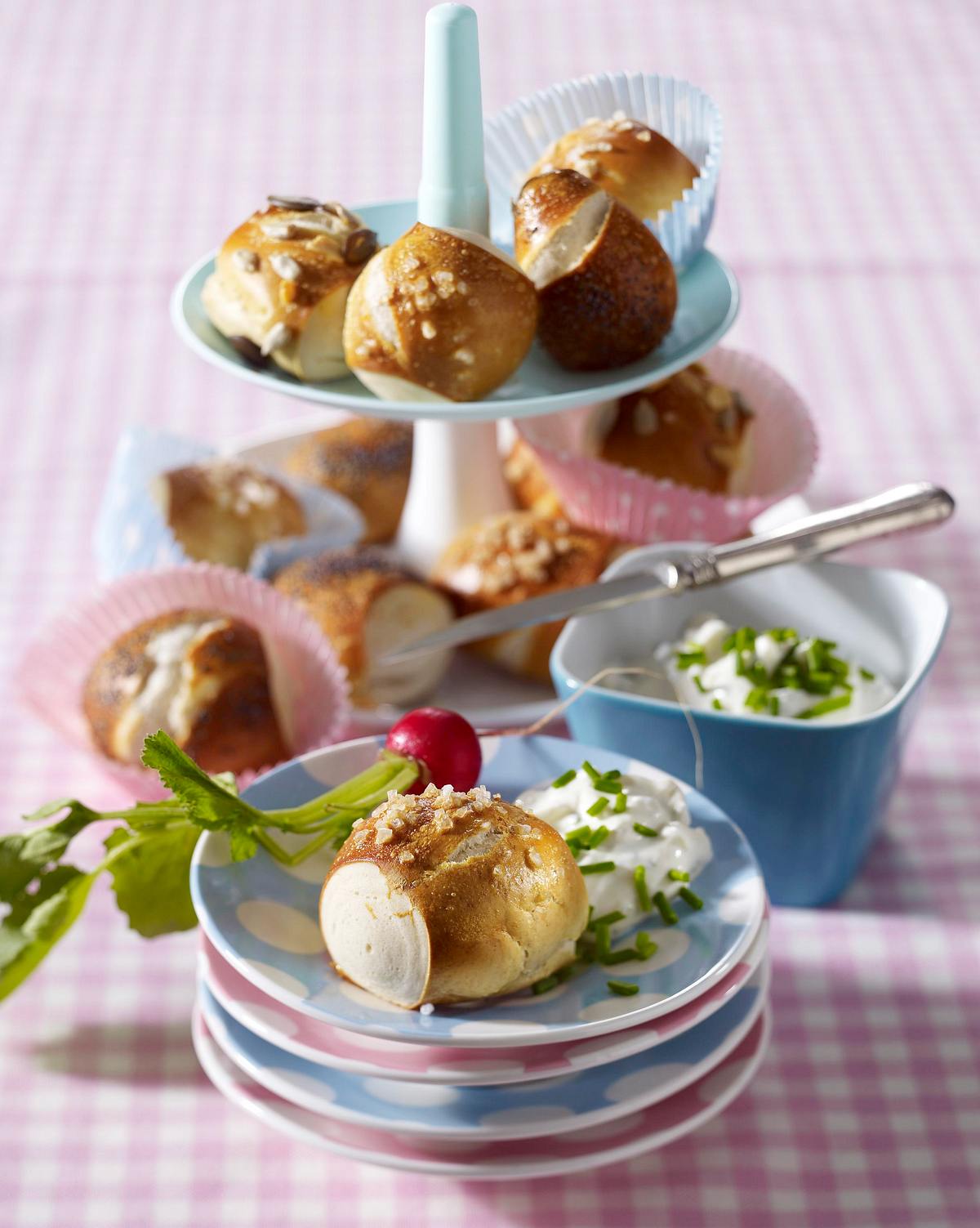 Laugen-Konfekt mit Frühlings-Frischkäse-Dip Rezept