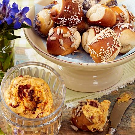 Laugenkonfekt mit Würzbutter Rezept Laugenkonfekt mit Würzbutter Rezept