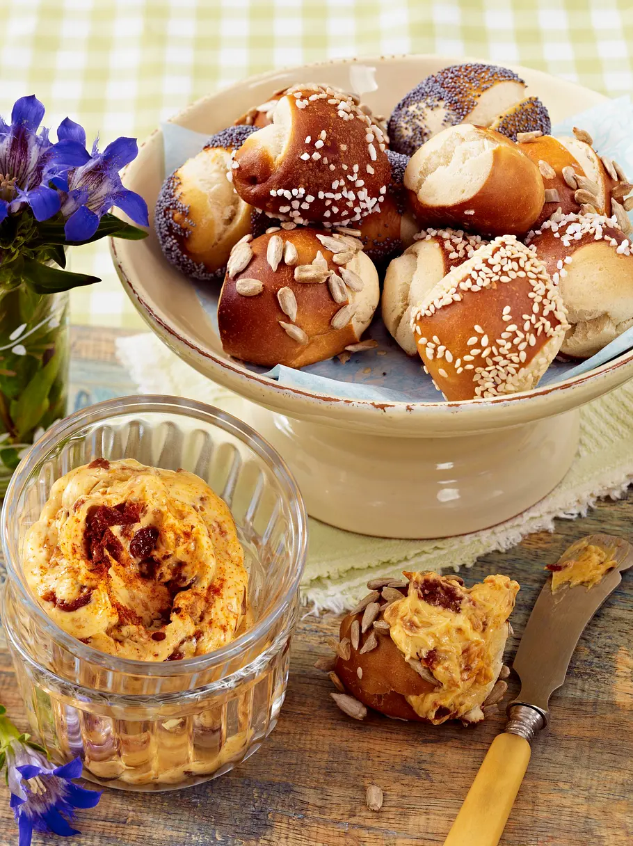 Laugenkonfekt mit Würzbutter Rezept Laugenkonfekt mit Würzbutter Rezept