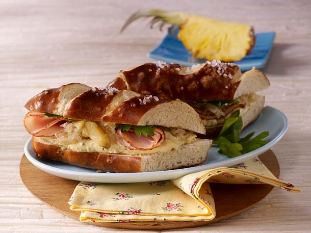 Laugenstange mit Putenbrust und Ananas-Sauerkraut Rezept Laugenstange mit Putenbrust und Ananas-Sauerkraut Rezept