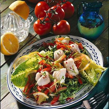 Lauwarme Fischhappen auf Salat Rezept