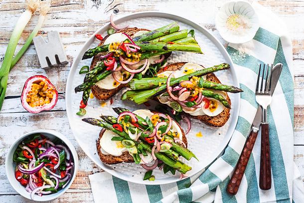 Lauwarme Stulle mit gratiniertem Ziegenkäse und gebratenem grünen Spargel Rezept Lauwarme Stulle mit gratiniertem Ziegenkäse und gebratenem grünen Spargel Rezept