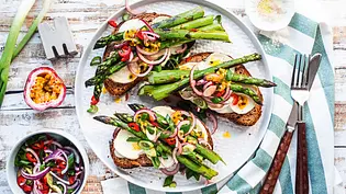 Lauwarme Stulle mit gratiniertem Ziegenkäse und gebratenem grünen Spargel Rezept - Foto: LECKER @ Bauer Media Group