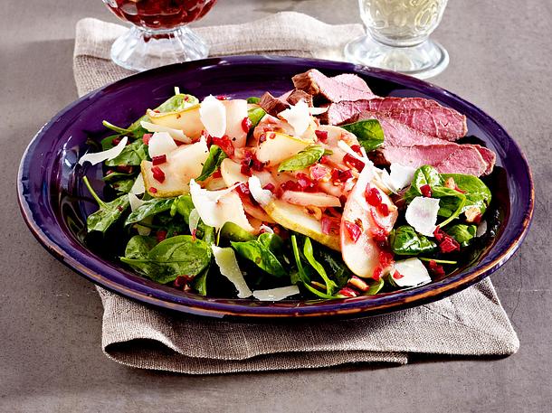 Lauwarmer Apfel–Birnen–Salat mit Rote-Bete-Vinaigrette und Steakstreifen Rezept