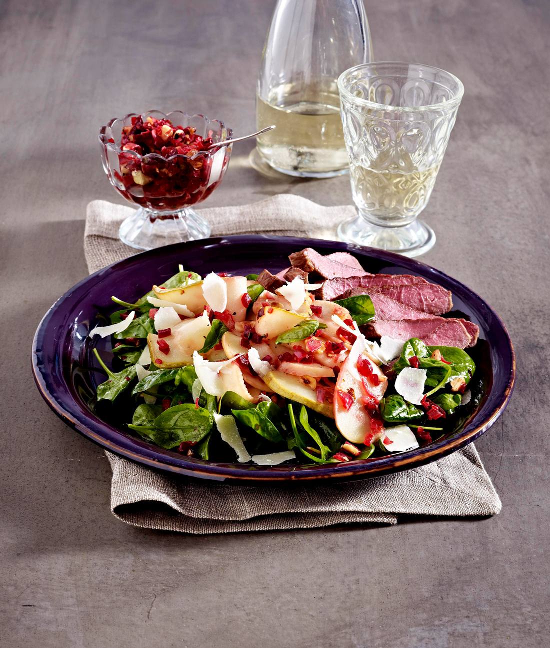 Lauwarmer Apfel–Birnen–Salat mit Rote-Bete-Vinaigrette und Steakstreifen Rezept