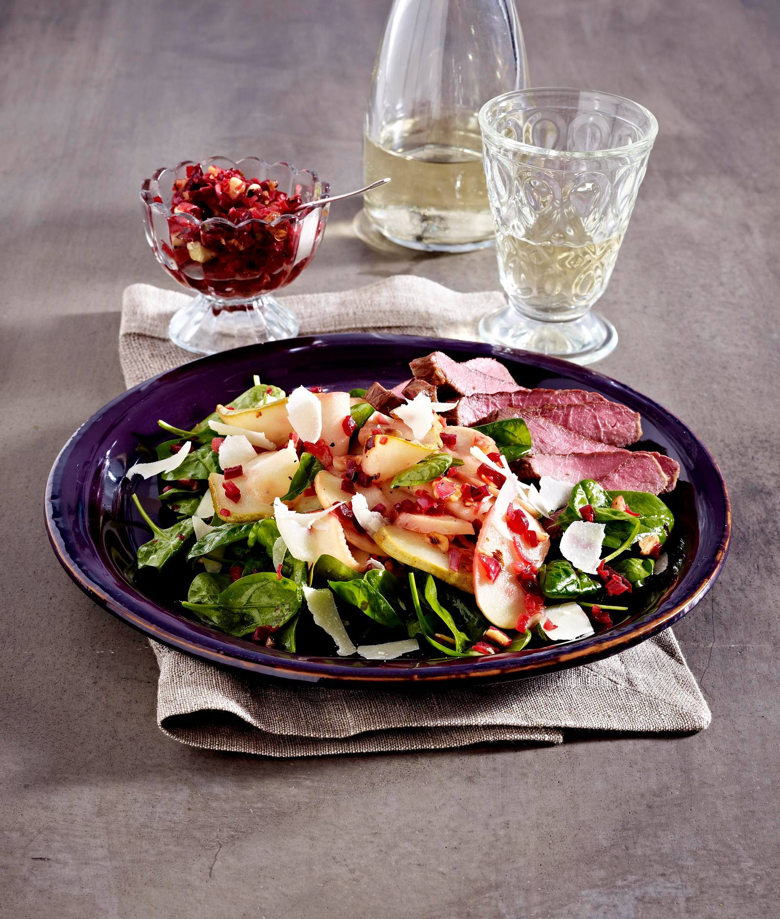 Lauwarmer Apfel–Birnen–Salat mit Rote-Bete-Vinaigrette und ...