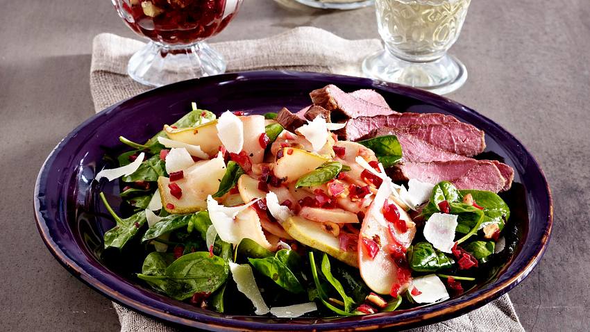 Lauwarmer Apfel–Birnen–Salat mit Rote-Bete-Vinaigrette und Steakstreifen Rezept - Foto: House of Food / Bauer Food Experts KG