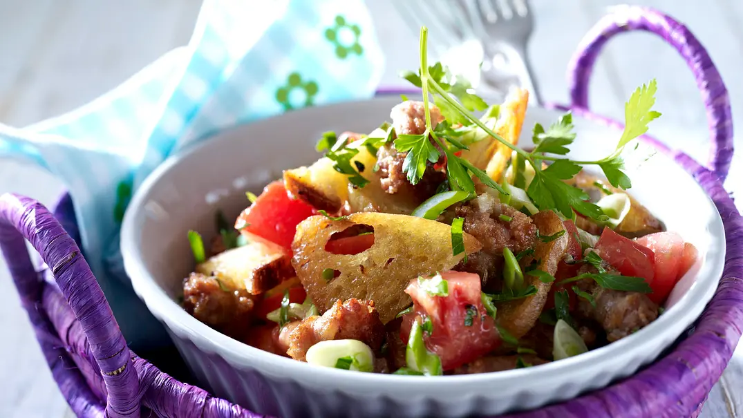 Lauwarmer Brotsalat mit Salsicce Rezept - Foto: LECKER @ Bauer Media Group Lauwarmer Brotsalat mit Salsicce Rezept - Foto: LECKER @ Bauer Media Group