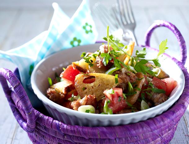 Lauwarmer Brotsalat mit Salsicce Rezept Lauwarmer Brotsalat mit Salsicce Rezept