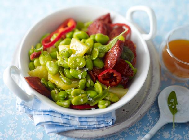 Lauwarmer dicke Bohnen-Salat mit Chorizo-Wurst, roter Paprika und ...