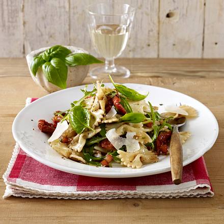 Lauwarmer Farfalle-Salat mit Tomatendressing Rezept Lauwarmer Farfalle-Salat mit Tomatendressing Rezept