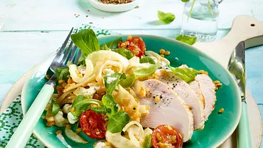 Lauwarmer Fenchelsalat mit Putenbrust Rezept - Foto: LECKER @ Bauer Media Group Lauwarmer Fenchelsalat mit Putenbrust Rezept - Foto: LECKER @ Bauer Media Group