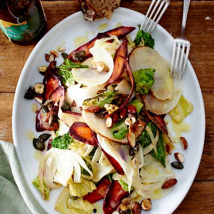 Lauwarmer Gemüsesalat mit Knusper-Nüssen Rezept